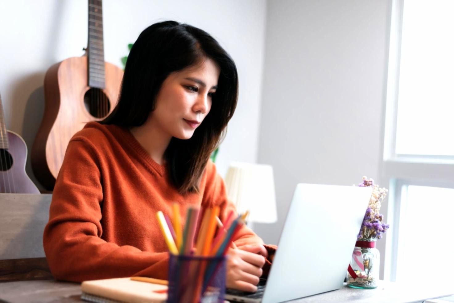 Finanzanalyst arbeitet an Budgetabweichungsanalyse am Computer